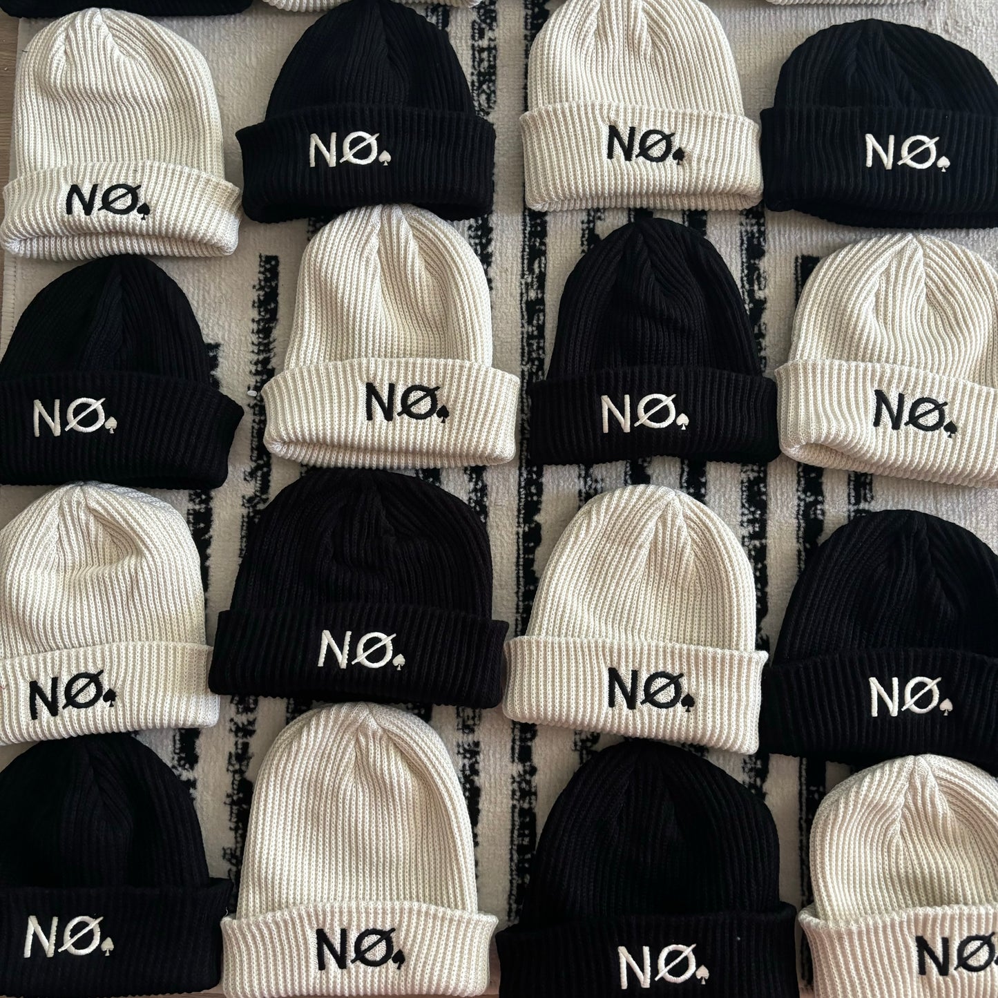 "NO" BEANIE (OFF-WHITE/BLACK)